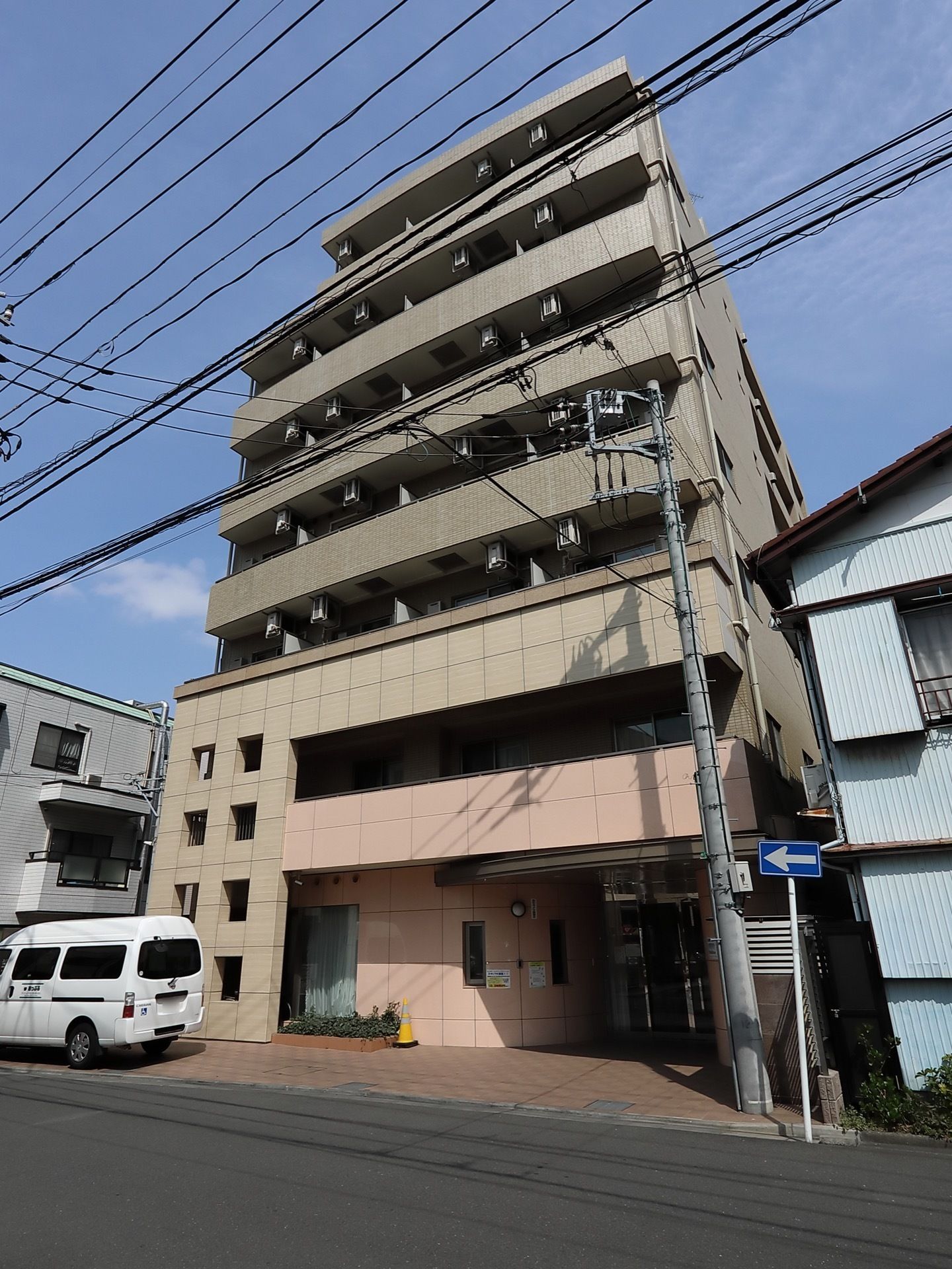８階建ての高層マンション並みの建物で、ベランダが各居室に完備されている。周辺には、マンションや住宅が建ち並んでいる。