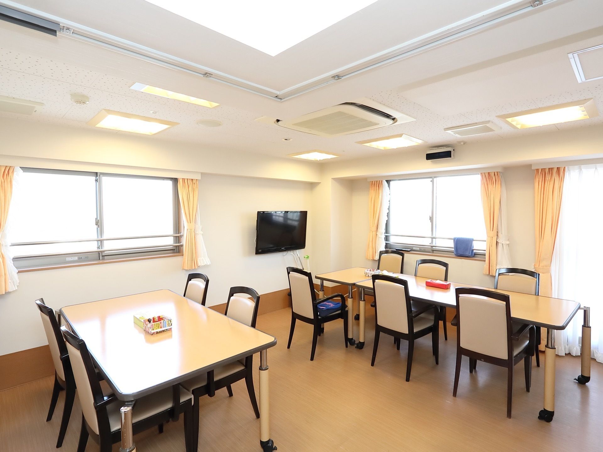 食堂は、明るく開放的な空間である。ひじ掛け付きの椅子に座ってテレビを観ながらのんびり食事が楽しめる。