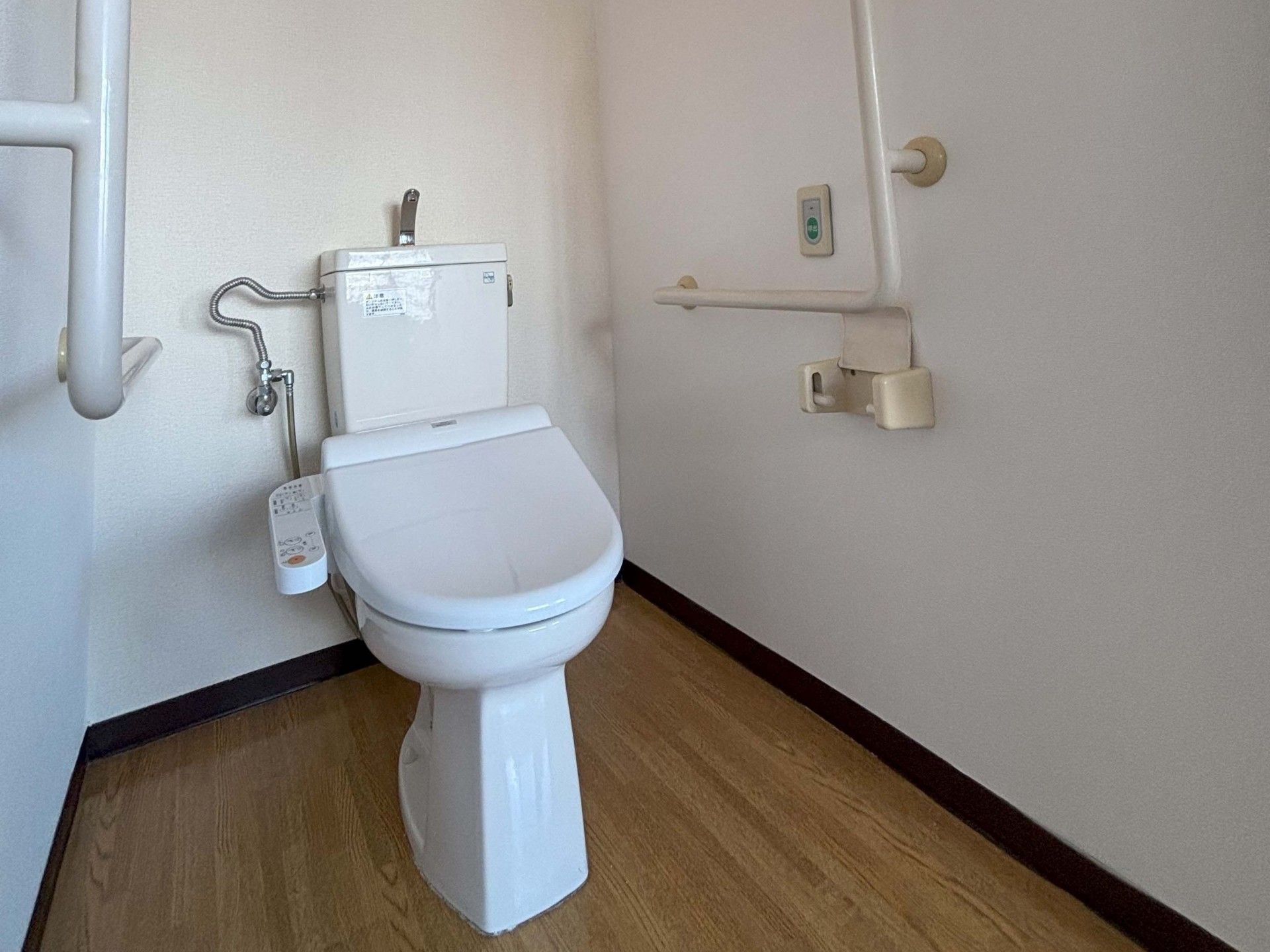 手すり付きのトイレ