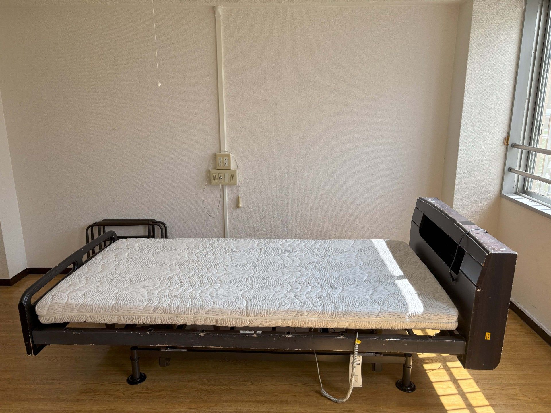 シンプルなベッドの部屋