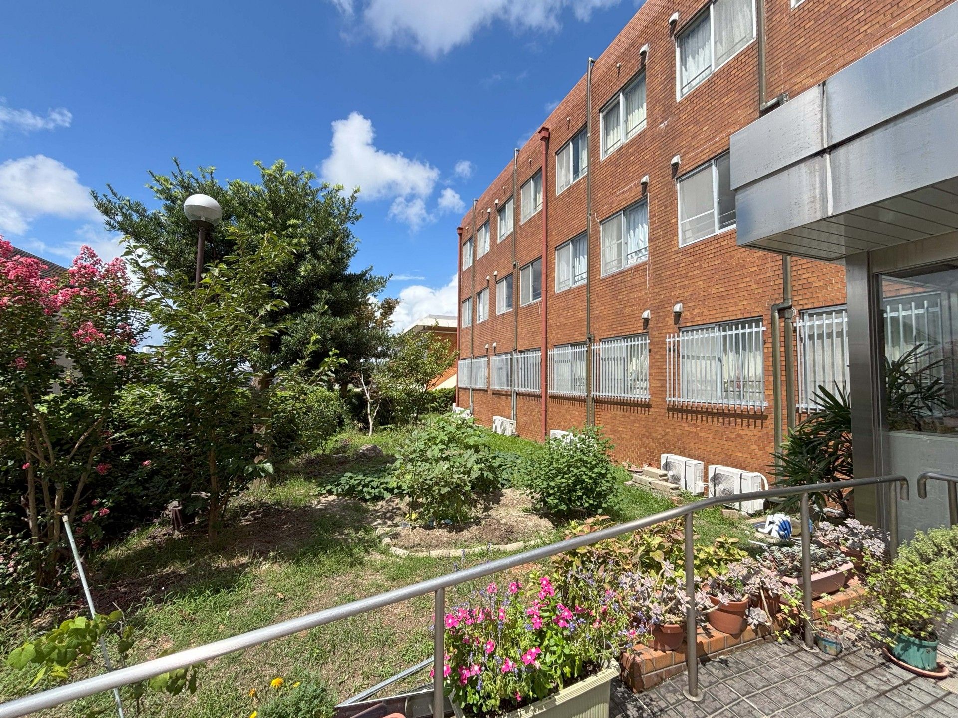 車椅子に座っている高齢男性と介助をする女性