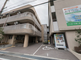 介護施設の外観が見える風景