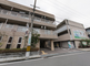 円形の建物がある通りの角