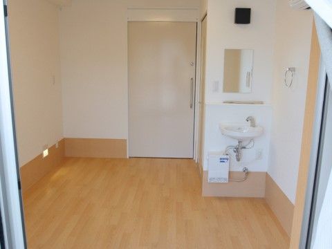 トイレと洗面台が設置されたシンプルな室内。お好みの家具で居心地のよい空間をお作りいただける。床は段差がなく車椅子でも安心。