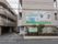 施設の外壁には大きな看板が取り付けられている。看板にはどのような施設なのかわかりやすく書かれている。