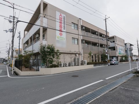 木々が植えられた、自然に触れながら過ごすことができる施設の外観