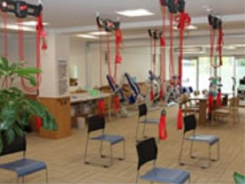 天井にトレーニング機器が取りつけられた、椅子に座って体を動かすことができるスペース