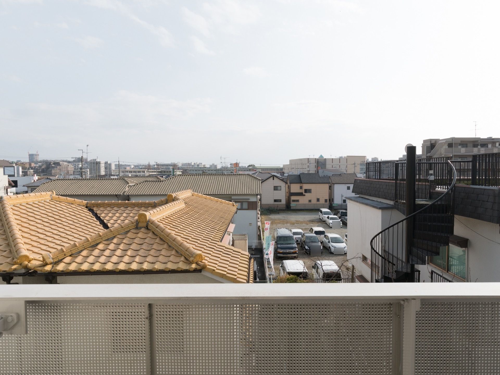 部屋のベランダからは外の景色が一望できる。高い建物がないので、遠くまで見渡す事が可能になっており、晴れた日は青空が美しい。