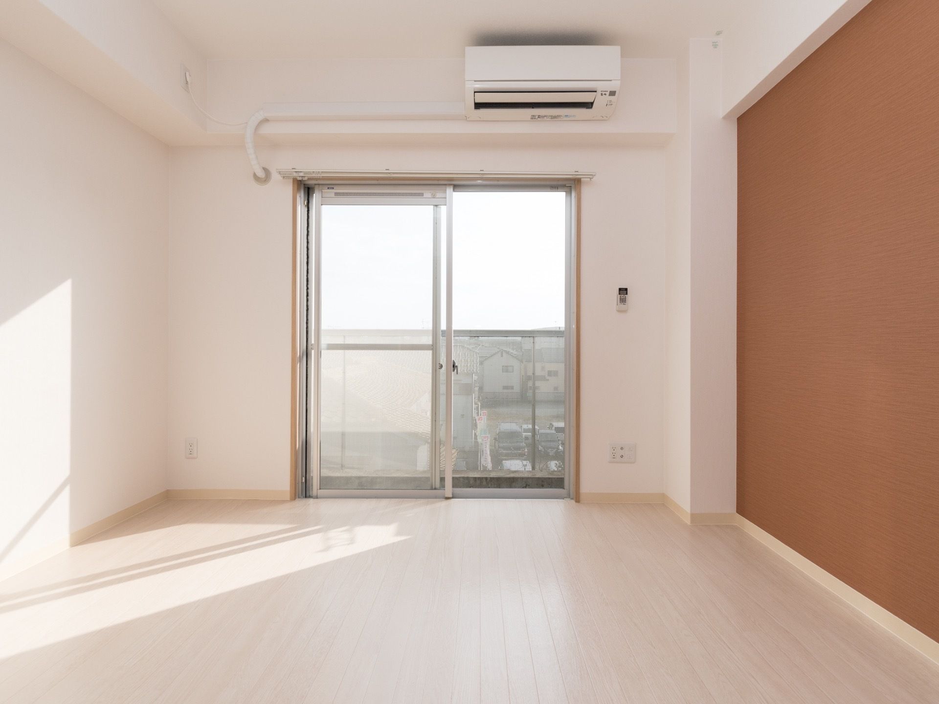 部屋は清掃が丁寧にされており、清潔感が広がっている。フローリングなので車椅子でも移動には支障がない。