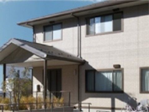 「ときわ有料老人ホームわこの家」の外観。周囲は住宅になっており平和な、2階建てのブラウン色の外観。