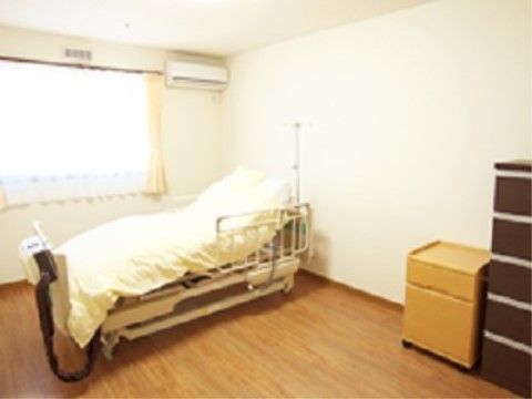 「ときわ有料老人ホームわこの家」の居室。居室は好きなように模様替えが出き、介護ベッドは電動リクライニングができる。