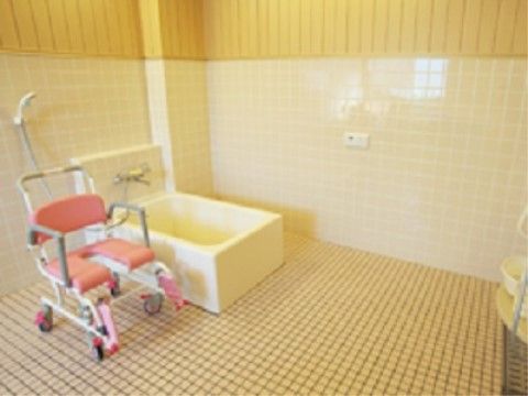 「ときわ有料老人ホームわこの家」の浴室。一人での入浴が難しい時は、介助スタッフが付き添いながら、入浴ができる。