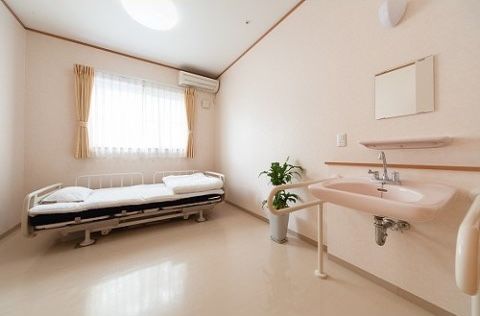 車椅子をご利用の方が手を洗いやすい、足元がオープンの洗面台が設置された居室