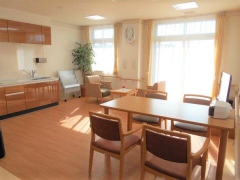 草花の咲く場所で微笑む高齢男性と女性
