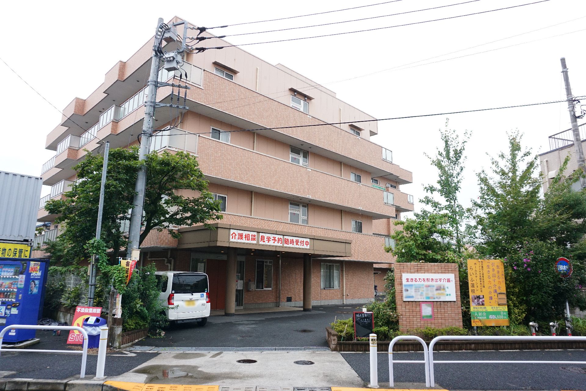 茶色の外装でおおわれており、４階建ての介護施設