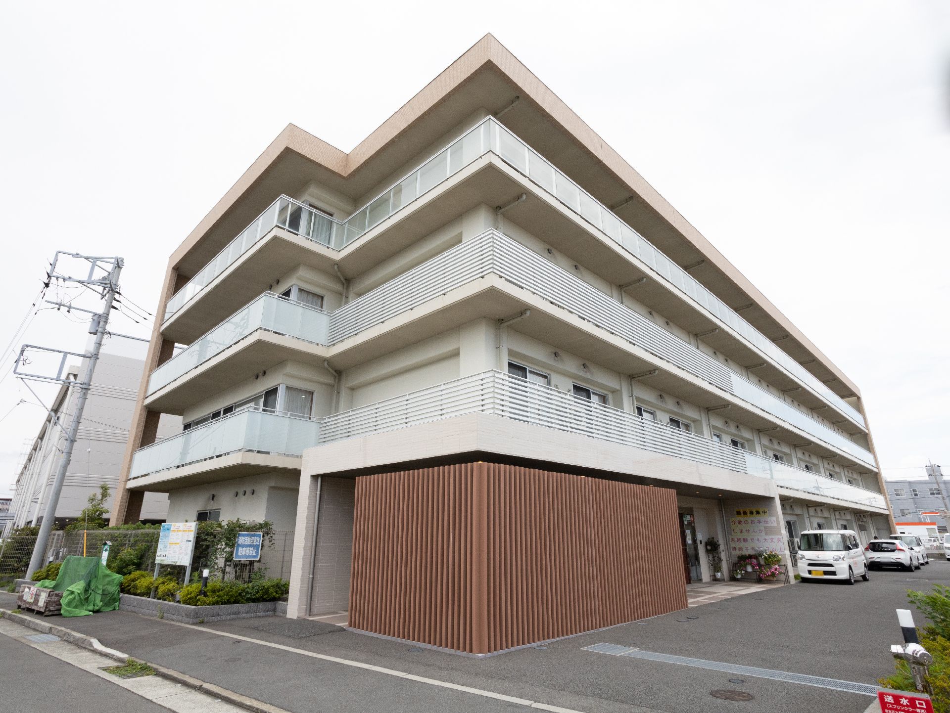 高級マンションのような雰囲気があり、遠くからでも目立つ色合いの外観