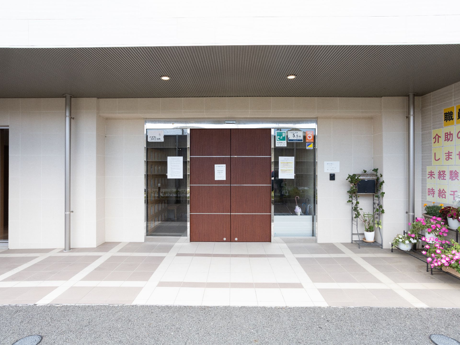 転倒防止に配慮して段差が排除されている玄関