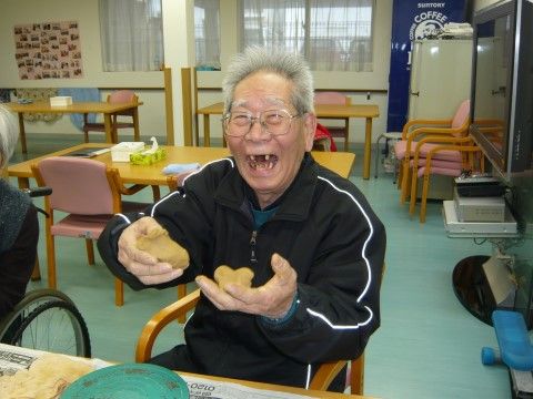 笑顔で施設で行われるレクリエーションを楽しんでいる入居者様