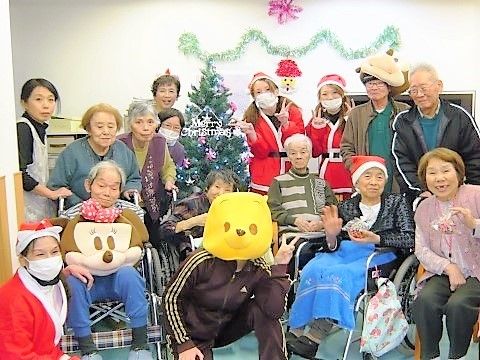 クリスマスのイベントをスタッフと一緒に楽しんでいる入居者様