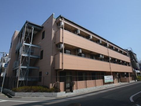 外観は３階建てのモダンな雰囲気である。温かみのあるブラウン系の外壁が落ち着いた雰囲気を醸し出している。道路に面していて訪問しやすい。