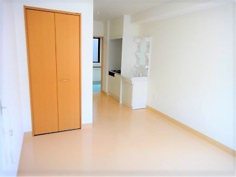 明るい色合いで統一され、ゆったりとした居室。ミニキッチンと洗面台、クローゼットが設置されていて、便利に使うことができる。