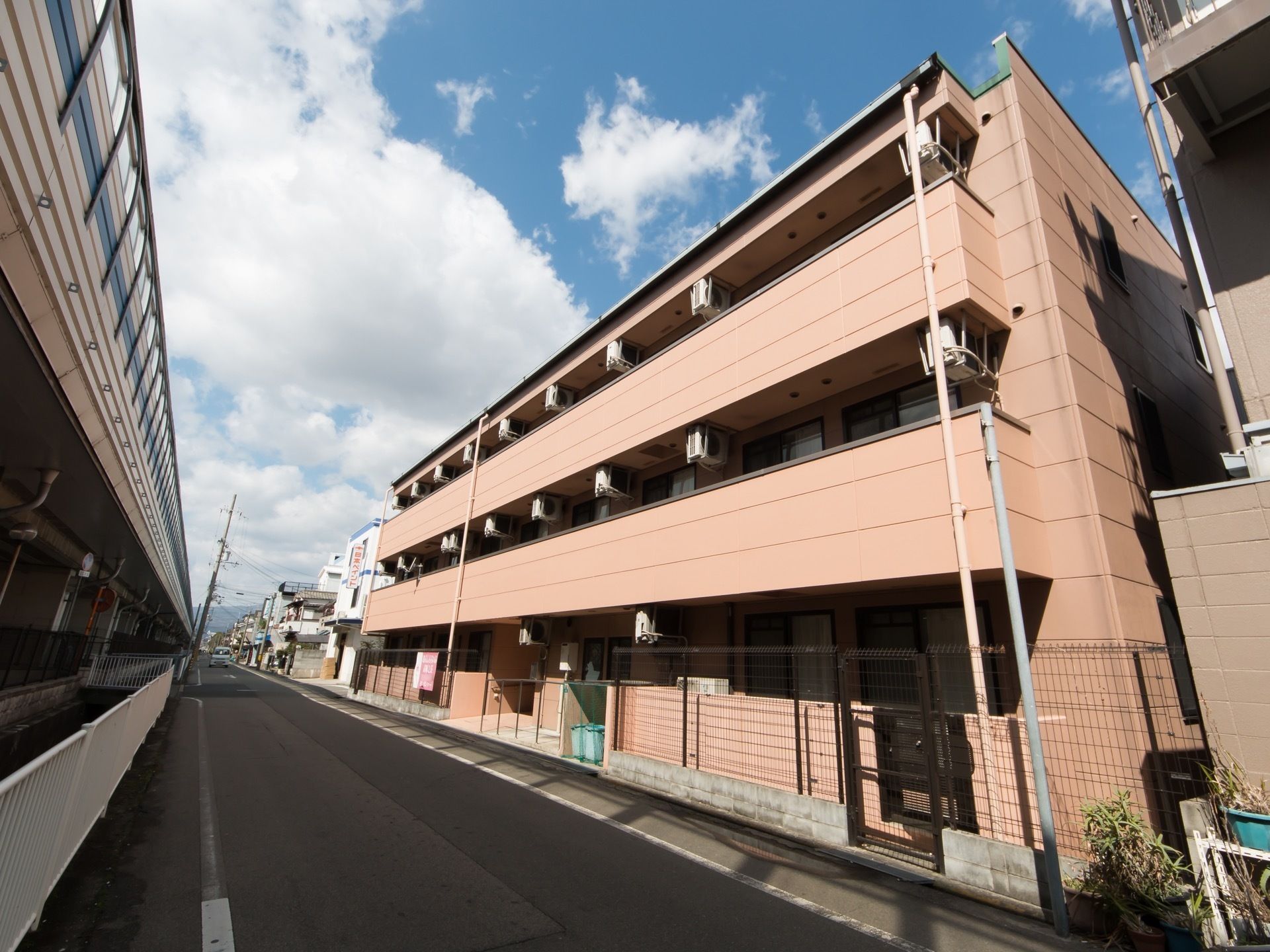 施設は3階建てで横に長い造り。薄茶色でマンションのような外観である。1階部分と道路の境にはフェンスが付けられている。