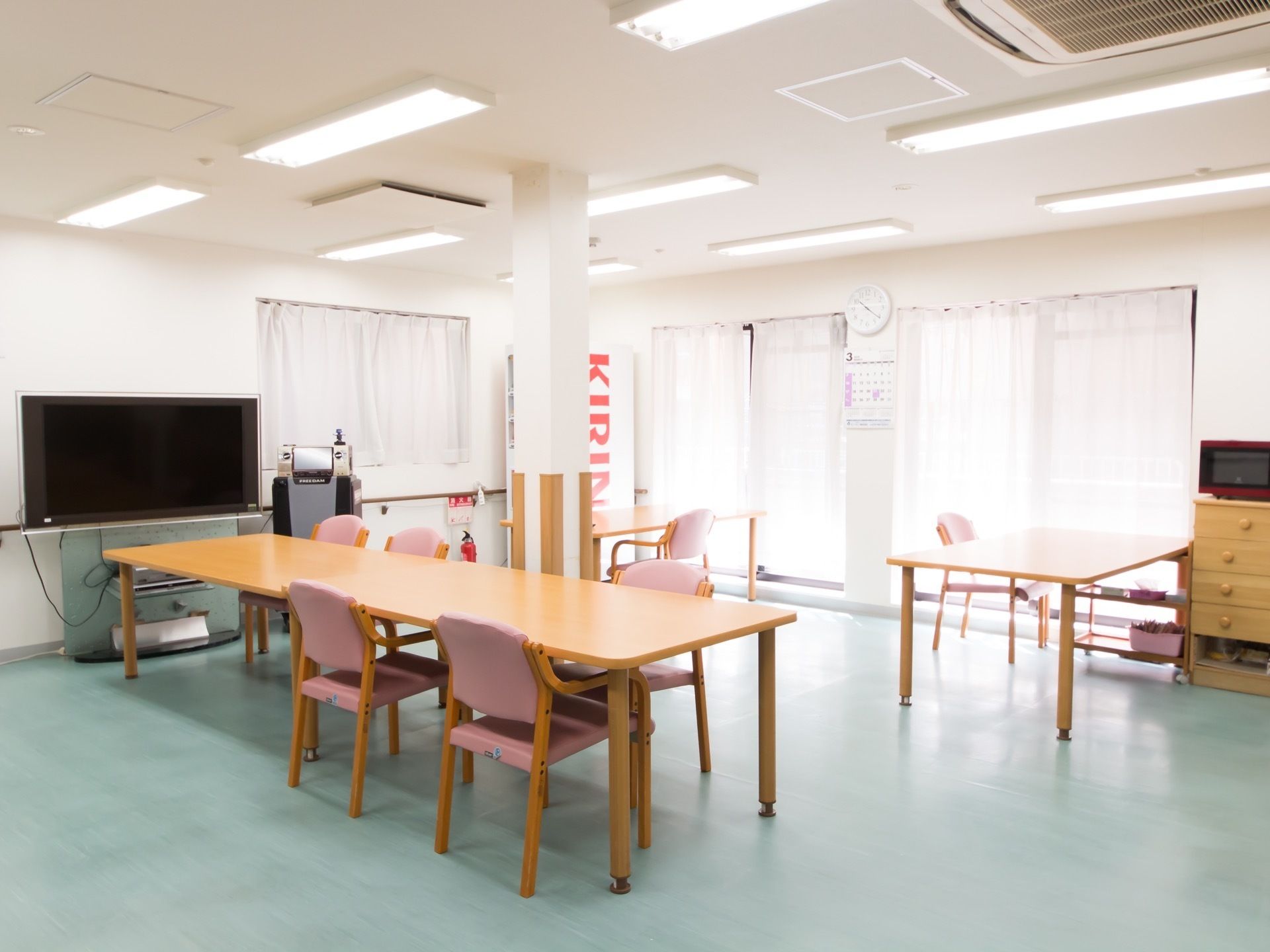 広々とした食堂である。テーブルが余裕をもって並べられており、たくさんある窓からは光が多く差し込んでいる。