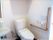 トイレ付近に手すりが縦と横向きで取り付けられている。トイレットペーパーホルダーの横に緊急呼び出しボタンが設置されている。
