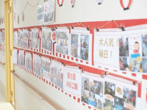日常やイベントで撮影した写真を掲示している。スタッフの愛情が感じられる。ご家族は来訪時に入居者様の暮らしぶりが確認できる。