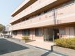 玄関に向かって左側の方に駐輪場がある。多くの自転車が停められている。その横は駐車スペースになっている。