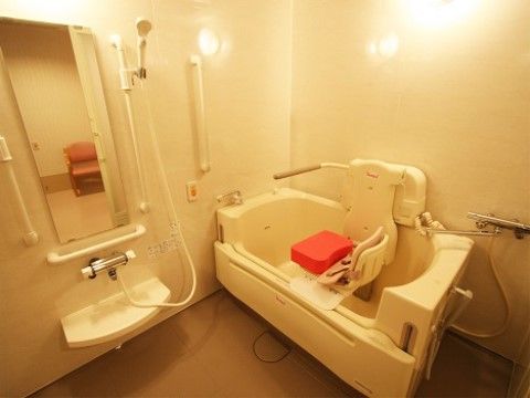 介護度が高い方もサポートを受けながら入浴することができる設備を備えた浴室