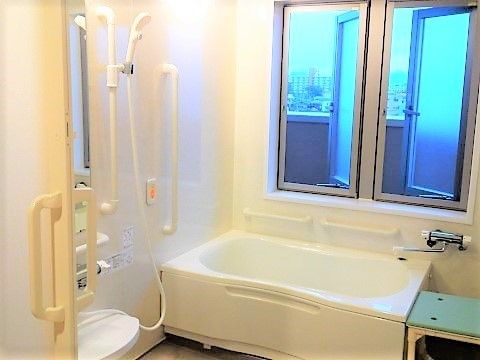 個別浴室もあり、一人でのゆったりとした入浴も可能。手すりや滑りにくい椅子もあるため、安心して入浴できる。