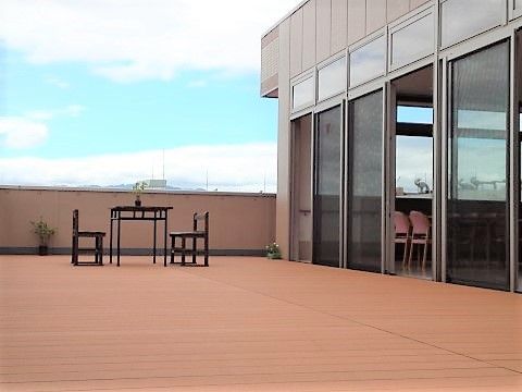 屋上には広いスペースがあり、いつでも外の空気を味わうことができる。テーブルと椅子もあるため、天気のいい日には日光浴も楽しめる。