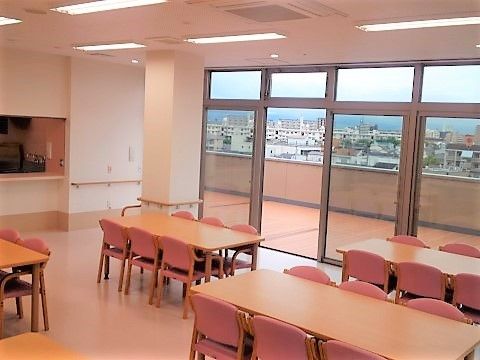 見晴らしがよく、大きな窓があって開放的な食堂。６人ずつ座って食事ができる。ベランダに出て景色を楽しむことができる。