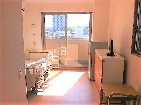 居室にはベッド、エアコン、洋服などをしまえる引き出しがある。テレビや冷蔵庫もあるので快適に過ごすことができる。