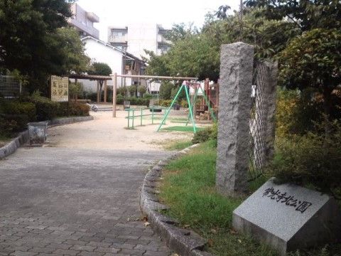 隣にある公園は、木が多く落ち着いた雰囲気。ご家族やご友人と散歩を楽しむことができる。ブランコなどの遊具もある。