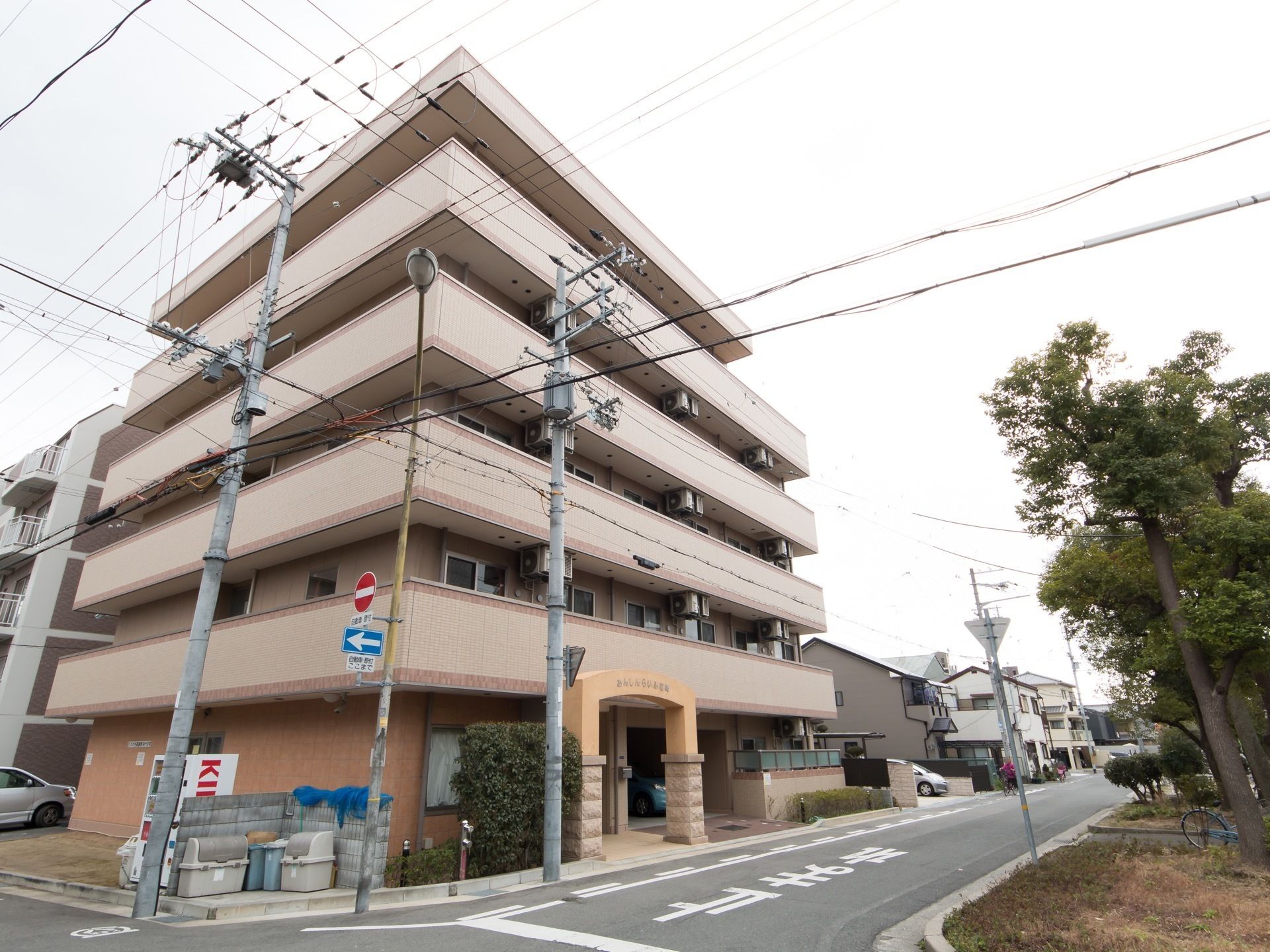 ５階建ての建物で、２階以上の各階の周りにバルコニーがある。玄関前にアーチ型の門が建っている。敷地内に、自動販売機がある。