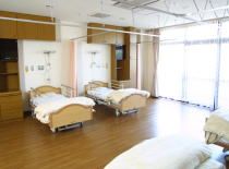 明るい多床室の様子