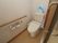 トイレはライトブラウンを基調としたシンプルな内装である。扉は引き戸で、内部の壁には手すりを設置している。