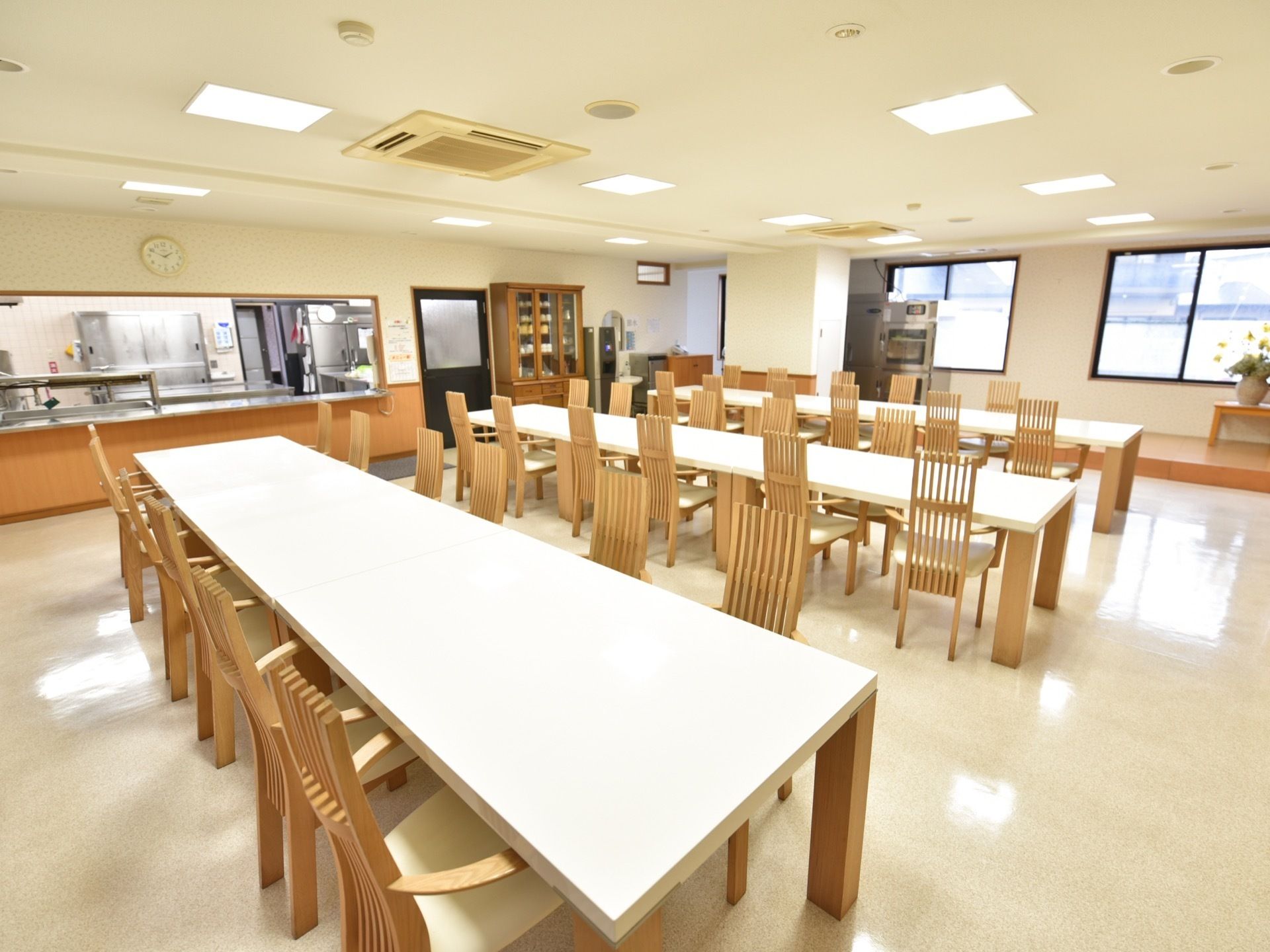 食堂のテーブルはひとつひとつがとても長く、一度に大人数が食事をとることができる。常に明るく、食事もより一層美味しそうに見える。