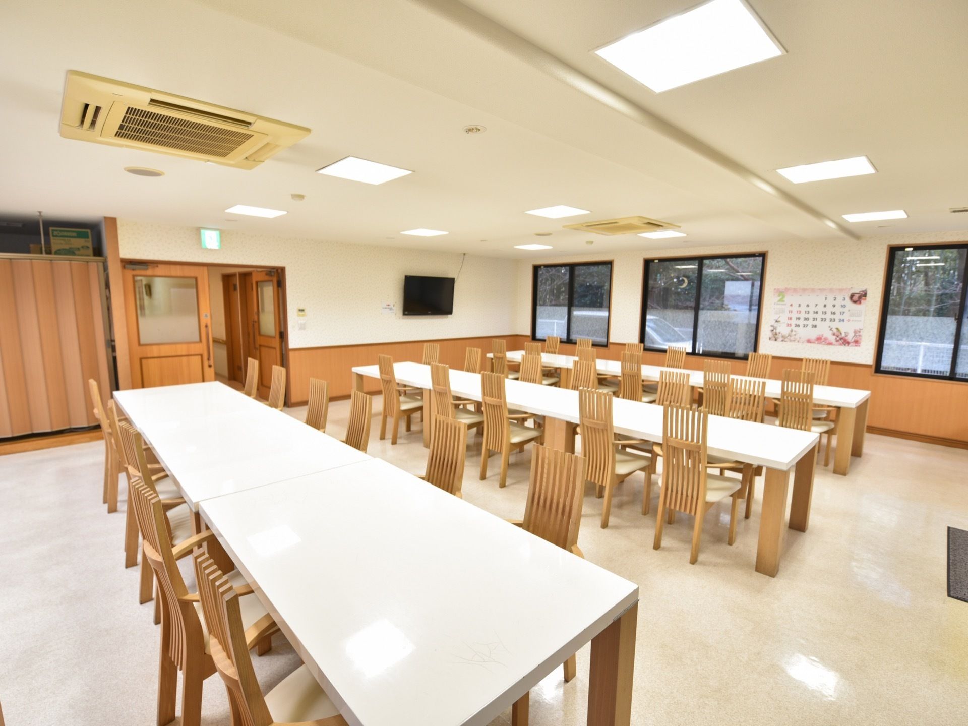 食堂を別角度から見た場合でもこれだけのテーブルを用意してある。外が暗くなってきて照明だけになってもとても明るい。
