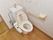 トイレは温水洗浄便座を設置している。肘の置ける高さに手すりがあり、便座から立ち上がる際の補助にご利用いただける。