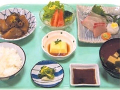 シニアウエルス下関壱番館のお食事。厳選食材を使用した和食を中心としたお食事を提供している。
