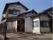 施設は、一般の２階建て住宅を思わせる親しみやすい作りとなっている。２階にはベランダが設けられており、洗濯物が暖かい日の光を受けている。