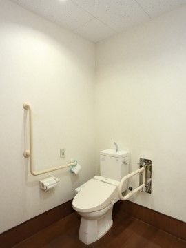 「ケアセンターつくしんぼ」のトイレ。手すりを設けている。