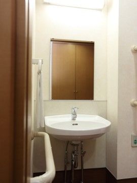 「ケアセンターつくしんぼ」の居室内の洗面。個室に洗面を完備している。