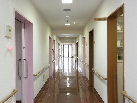 「ケアセンターつくしんぼ」の廊下。歩行者のための手すりを設けている。