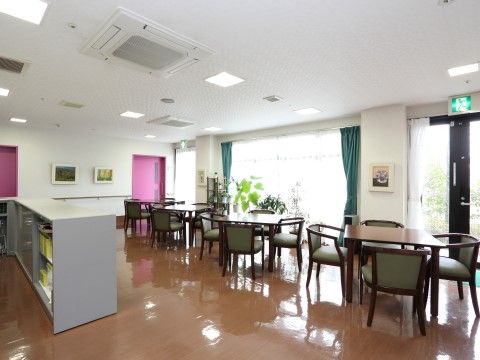 「ケアセンターつくしんぼ」の食堂。美味しいお食事を提供している。