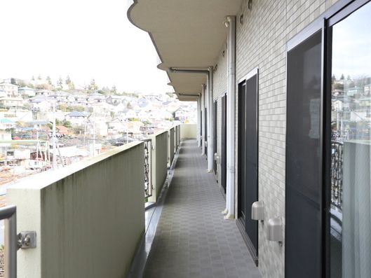 高階層バルコニーは遠くの景色も楽しめる