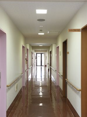 すれ違いも楽な広い廊下